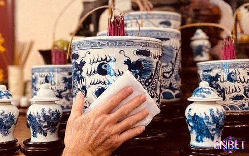 Lau dọn bàn thờ để tổ tiên ban may mắn và phước lành
